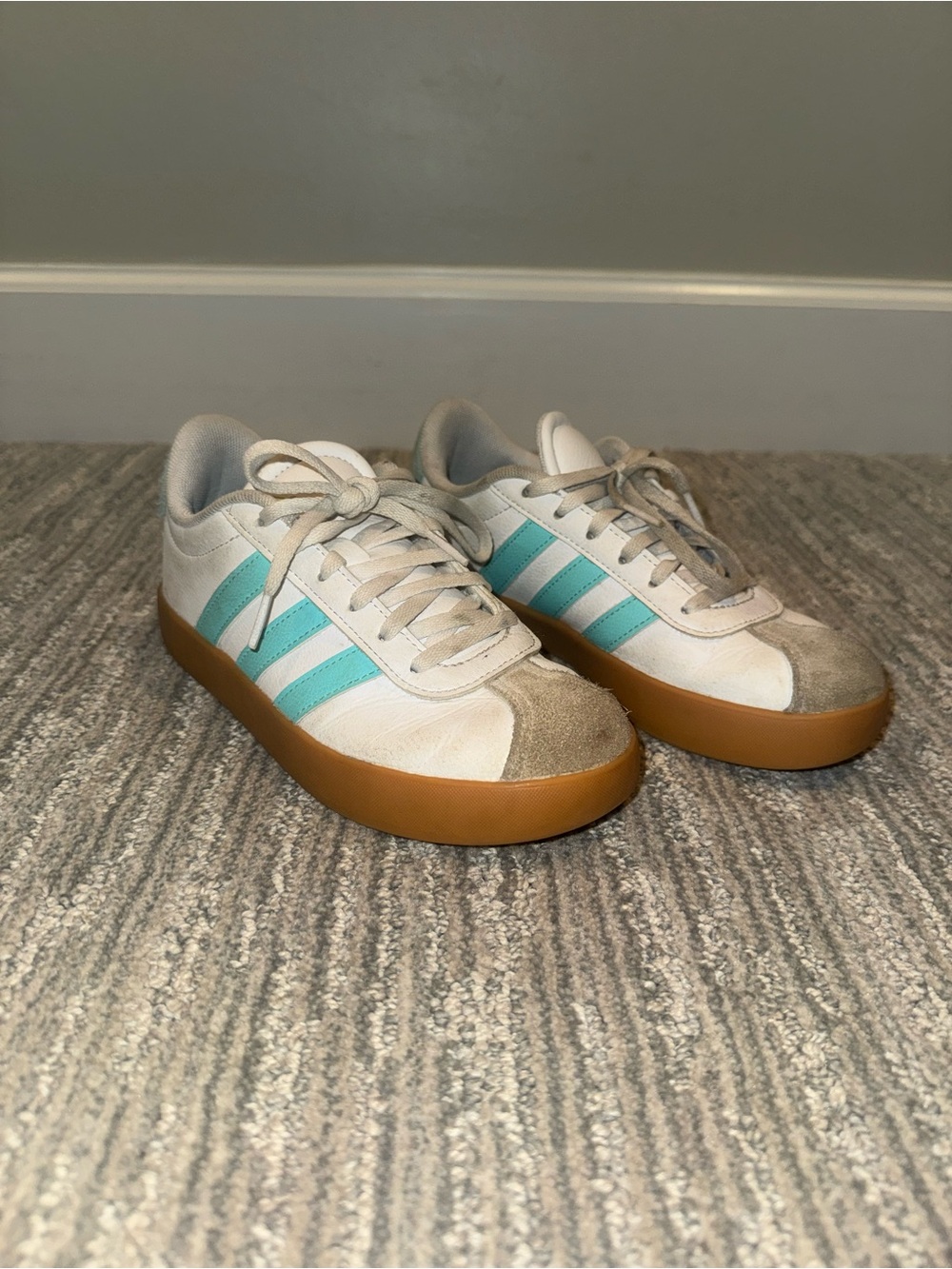 adidas White and Teal Kids Low-Top Sneakers with Gum Sole